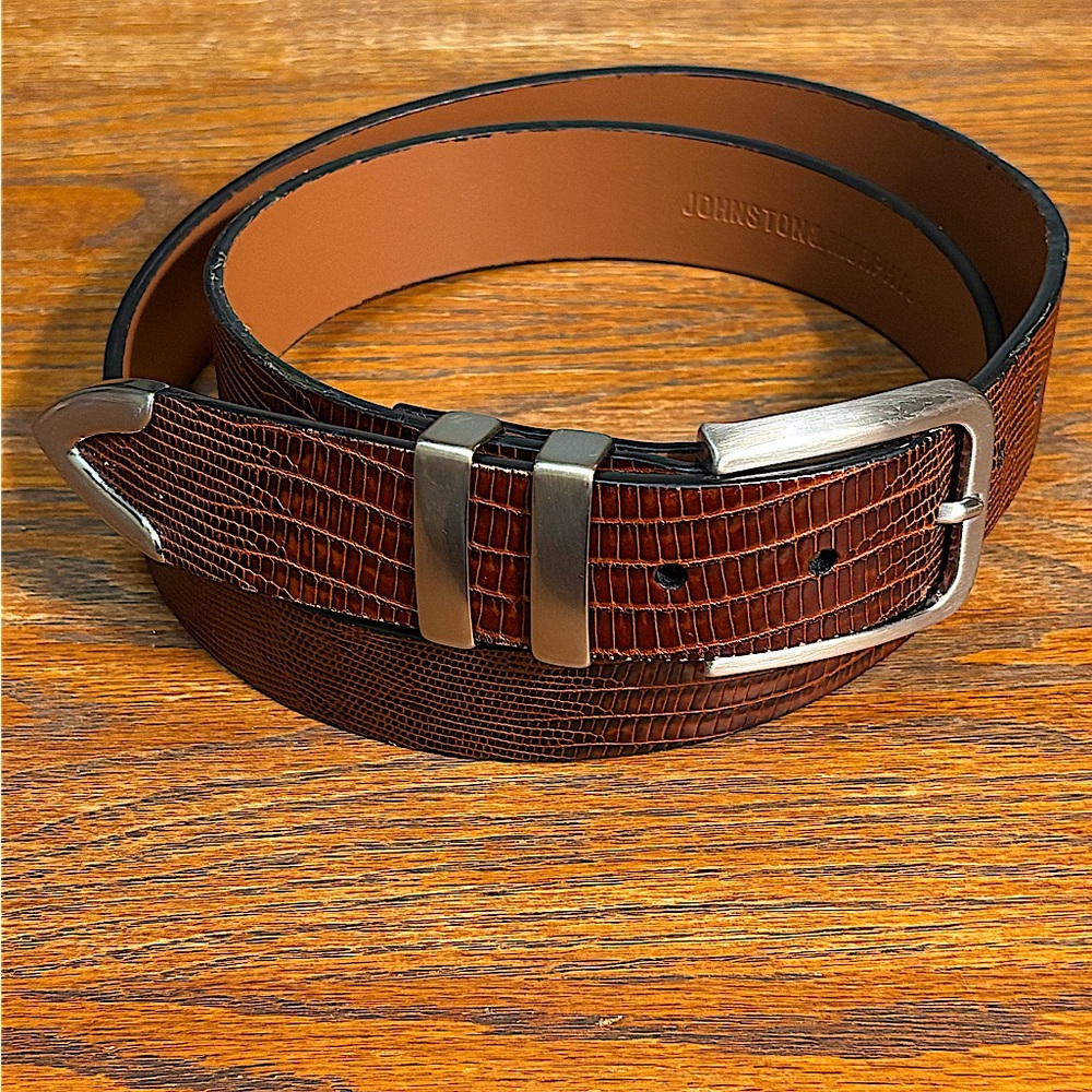 Johnston and Murphy Men’s Leather Belt With Lizard imprint.Brushed Silver buckle